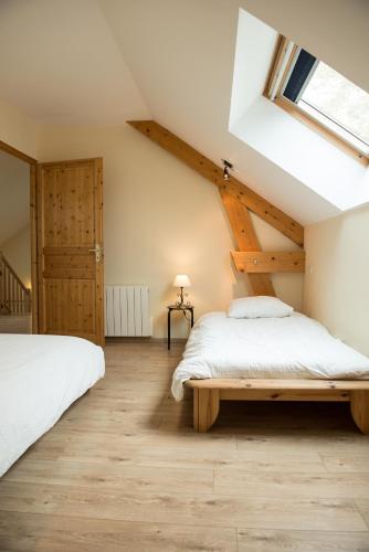 une chambre avec deux lits et une fenêtre dans l'établissement Au bonheur des retrouvailles, à Denonville