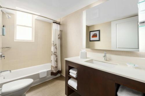 Bilik mandi di Residence Inn by Marriott Atlanta Midtown/Georgia Tech