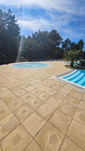 une piscine vide avec un arc en ciel dans l'établissement Appartement cosy sous pinède lac de Biscarrosse rénové, à Biscarrosse