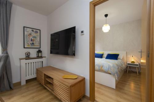 Un dormitorio con una cama con almohadas azules y un espejo. en Casa Real by BeValle, en Escarrilla