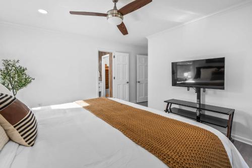 Televisyen dan/atau pusat hiburan di Waterview Retreat - Riverside Haven 4-2 Family