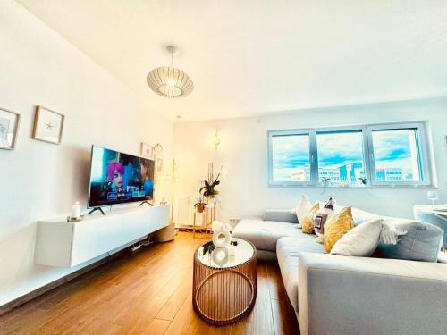 Μια τηλεόραση ή/και κέντρο ψυχαγωγίας στο Cosy 2 bedrooms apartment