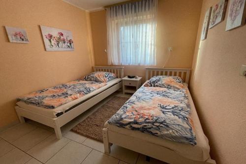 Postel nebo postele na pokoji v ubytování Einladende Ferienwohnung auf Fehmarn