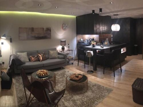 Ruang duduk di Moselapart II Modern retreat