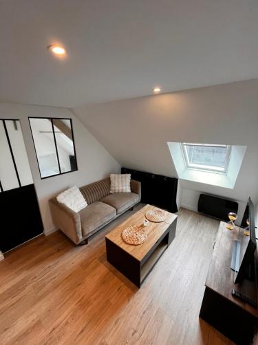 un salon avec un canapé et une table dans l'établissement La pause Bretonne Breizh, à Quimperlé