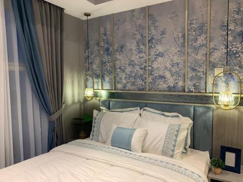 Ένα ή περισσότερα κρεβάτια σε δωμάτιο στο NEW - Charise 2BR at Benson Apartment Pakuwon Mall