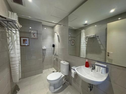 Ένα μπάνιο στο NEW - Charise 2BR at Benson Apartment Pakuwon Mall