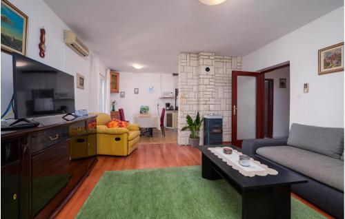 TV a/nebo společenská místnost v ubytování Two-Bedroom Apartment In Pula