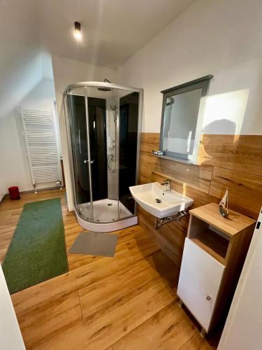 a large bathroom with a shower and a sink at Ruhige Ferienwohnung am Roggenkamp in Steinhagen