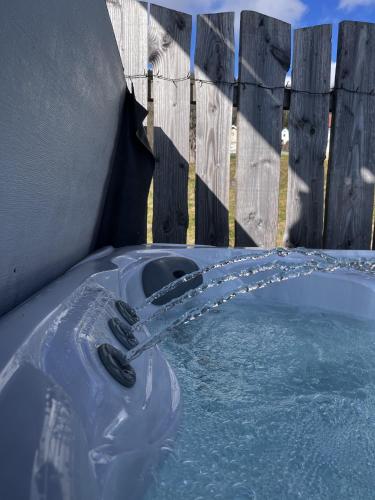 Un bain à remous avec de l'eau est disponible. dans l'établissement A Casita del Pedro, à Rimbachzell