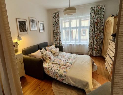 ein Schlafzimmer mit einem Bett und einem Fenster in der Unterkunft Alte Backstube in Waidhofen an der Thaya