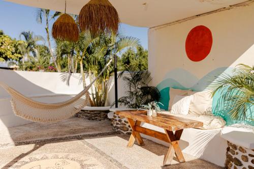 a living room with a hammock and a table at Hotel Boutique Evana in Acapulco