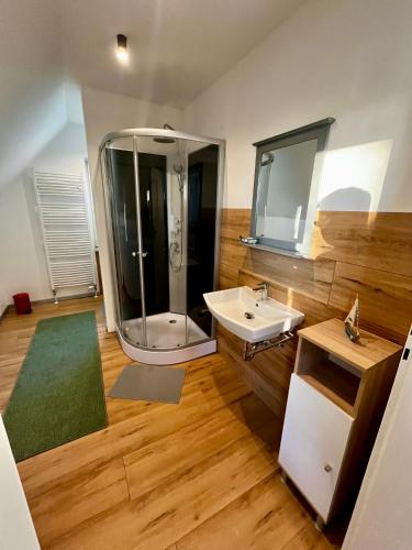 a large bathroom with a shower and a sink at Ruhige Ferienwohnung am Roggenkamp in Steinhagen