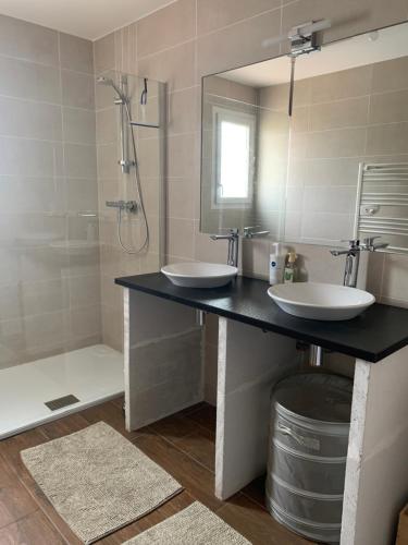 une salle de bain avec deux lavabos et une douche dans l'établissement Villa entre Vignes et Garrigues, à Assignan
