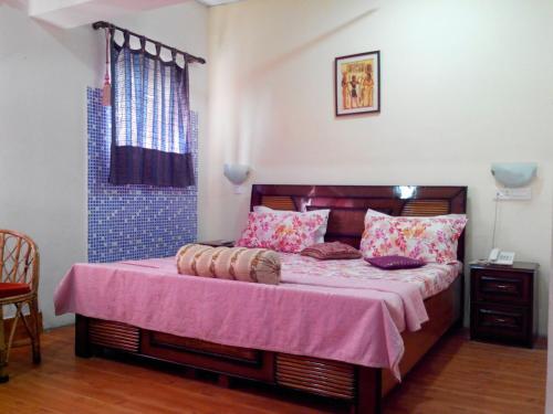 Una cama o camas en una habitación de FabHotel Pathik