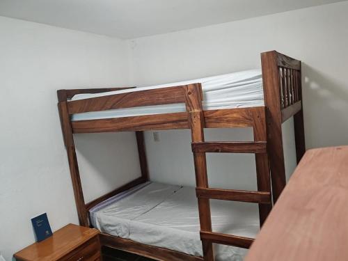 ein paar Etagenbetten in einem Zimmer in der Unterkunft Beautiful apartment near the Guadalupe walkway in San Cristóbal de las Casas