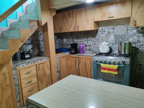 eine Küche mit Herd und Arbeitsplatte in der Unterkunft Beautiful apartment near the Guadalupe walkway in San Cristóbal de las Casas