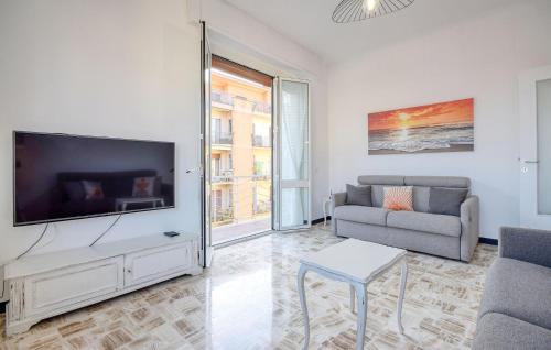 キアーヴァリにあるAmazing Apartment In Chiavari With Wifiの大型薄型テレビのあるリビングルーム