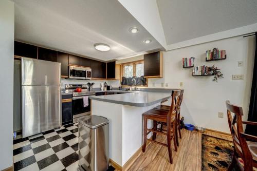 Dapur atau dapur kecil di Golf Course Views Hot Tub Games & Pool Access