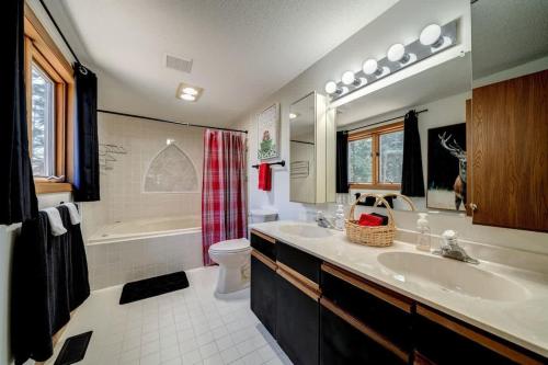 Bilik mandi di Golf Course Views Hot Tub Games & Pool Access