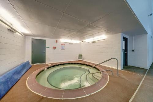 Gambar di galeri bagi Golf Course Views Hot Tub Games & Pool Access di Hedgesville