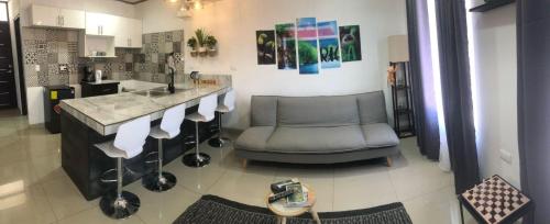 Cuisine ou kitchenette dans l'établissement Casa Bosque GuestHouse & Car Rental - Free SJO Airport Shuttle