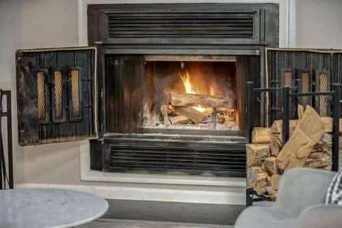 Φωτογραφία από το άλμπουμ του Stylish Retreat w Fireplace Games & Pool Access σε Hedgesville