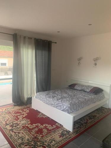 - une chambre avec un lit dans une pièce dotée d'un tapis dans l'établissement Villa Měng, à Sauve