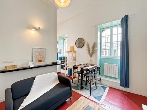 un salon avec un canapé et une table dans l'établissement L'Atypique - Place du Parlement - Coeur de Rennes, à Rennes