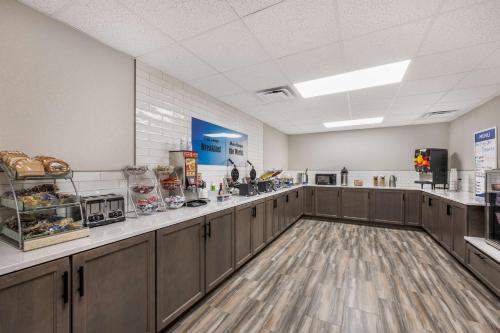 a cafeteria with a long counter with food at Best Western Plus Richmond Indiana I-70 in Richmond