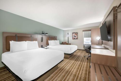 Postel nebo postele na pokoji v ubytování Best Western Plus Richmond Indiana I-70