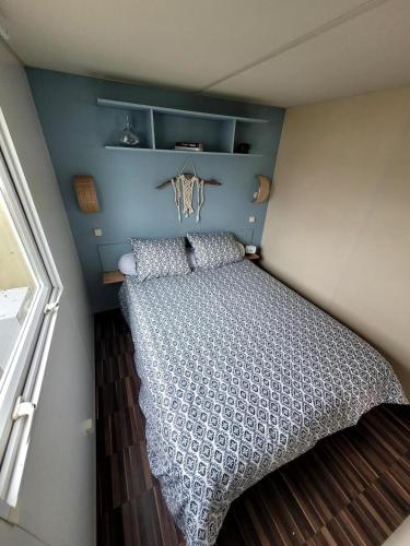 une chambre avec un lit dans une petite pièce dans l'établissement Mobil home Capbreton, à Capbreton
