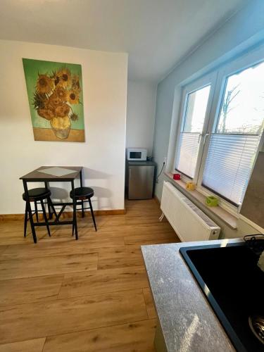 a kitchen with a table and chairs in a room at Ruhige Ferienwohnung am Roggenkamp in Steinhagen