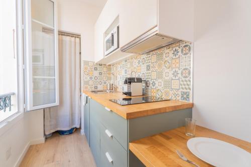 une cuisine avec un évier et un plan de travail dans l'établissement Studio Cosy à Nice, à Nice