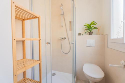 une salle de bain avec douche et toilettes dans l'établissement Studio Cosy à Nice, à Nice