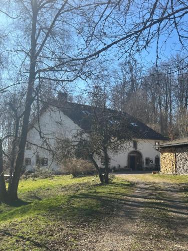 une maison blanche avec un arbre dans la cour dans l'établissement La Couchette, à La Rosière