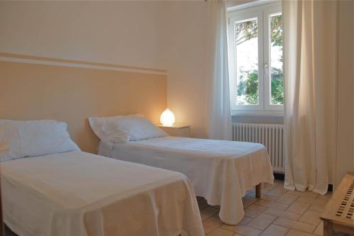 a bedroom with two beds and a window at Appartamento con giardino Dolcemare in Sestri Levante