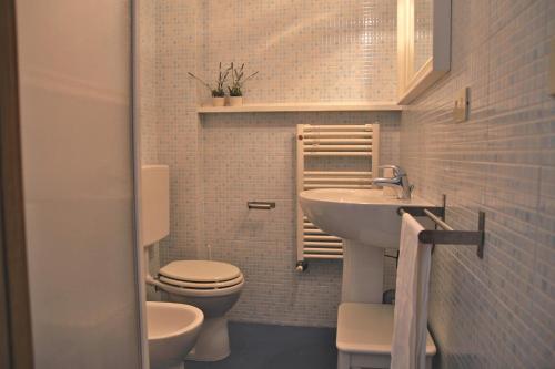 a small bathroom with a sink and a toilet at Appartamento con giardino Dolcemare in Sestri Levante