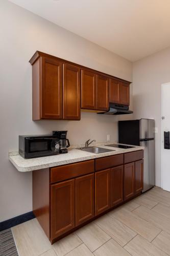 Una cocina o cocineta en Brinton Suites