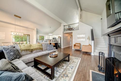 Χώρος καθιστικού στο King Beds with Hot Tub Arcade & Golf Course View