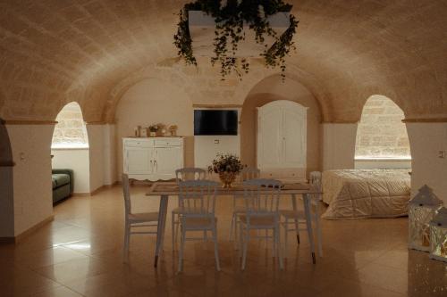 a kitchen and dining room with a table and chairs at Casa Vacanza Il Piccolo Principe in Ginosa