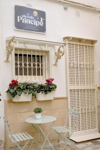 a table and chairs in front of a building at Casa Vacanza Il Piccolo Principe in Ginosa