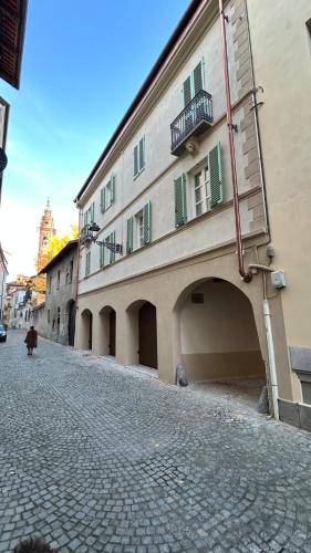 a building on the side of a cobblestone street at Baratà Apartments 1 in Savigliano