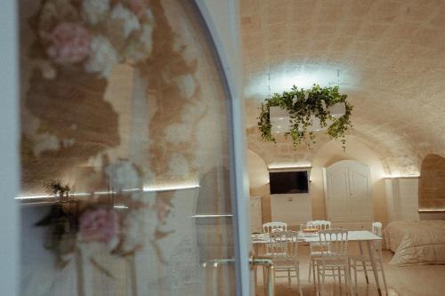 a dining room with a table and chairs and a ceiling at Casa Vacanza Il Piccolo Principe in Ginosa
