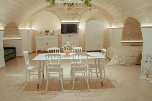 a kitchen and dining room with a table and chairs at Casa Vacanza Il Piccolo Principe in Ginosa