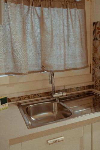 a sink in a kitchen with a window at Casa Vacanza Il Piccolo Principe in Ginosa