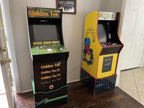 Η αίθουσα παιχνιδιών του Fire Pit Arcade Games Deck Grill & Pool Access