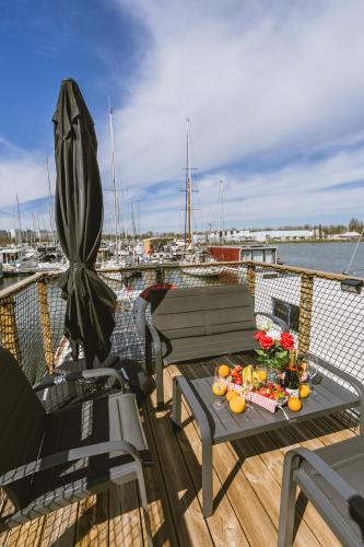 - une terrasse avec une table avec des fruits et des légumes dans l'établissement NIGHTBOAT Péniche, à Bordeaux