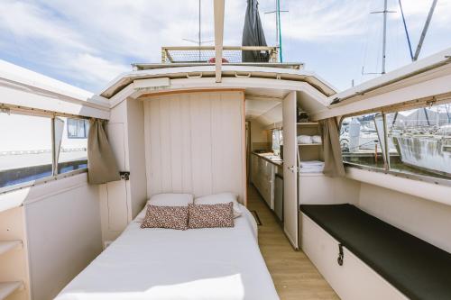- un balcon sur un yacht avec 2 lits dans l'établissement NIGHTBOAT Péniche, à Bordeaux