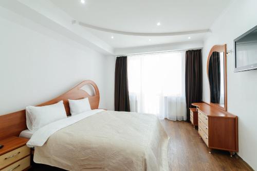 Una cama o camas en una habitación de Centr Lev Tolstoi LuxRent